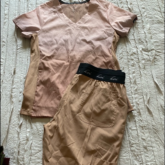 Koi Lite Scrub Set